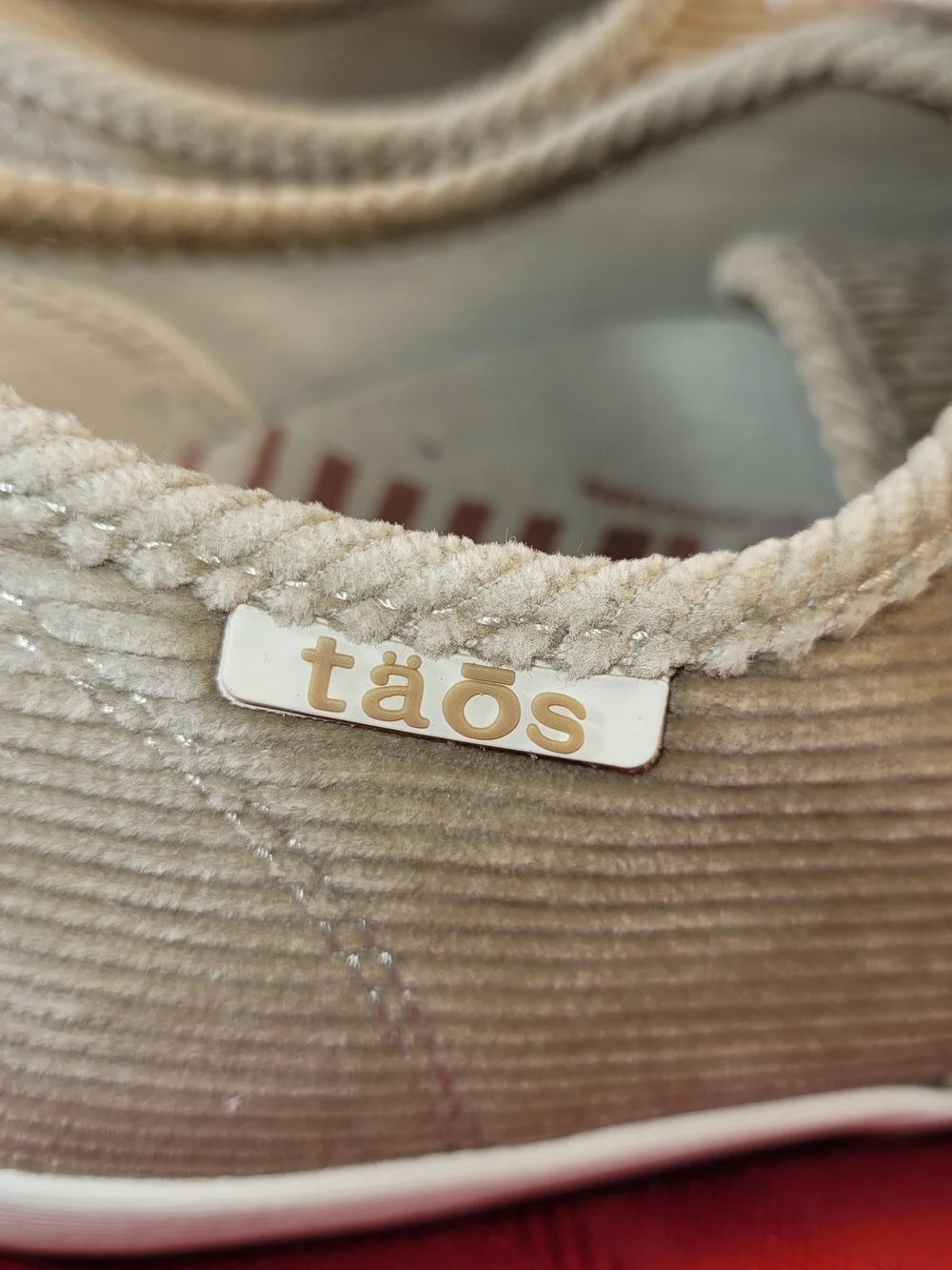 Taos Guest Star Women 7.5 Tan Beige Corduroy Low Top Lace Up Comfort Sneakers